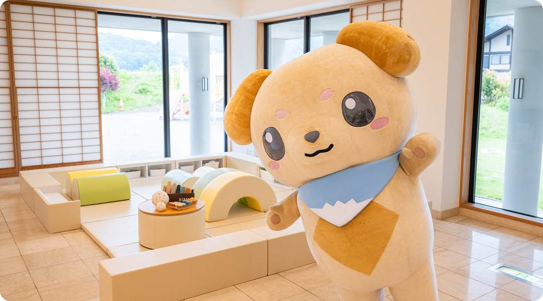 ふれあい館でほっこり。キッズスペースや遊具もあるワン！