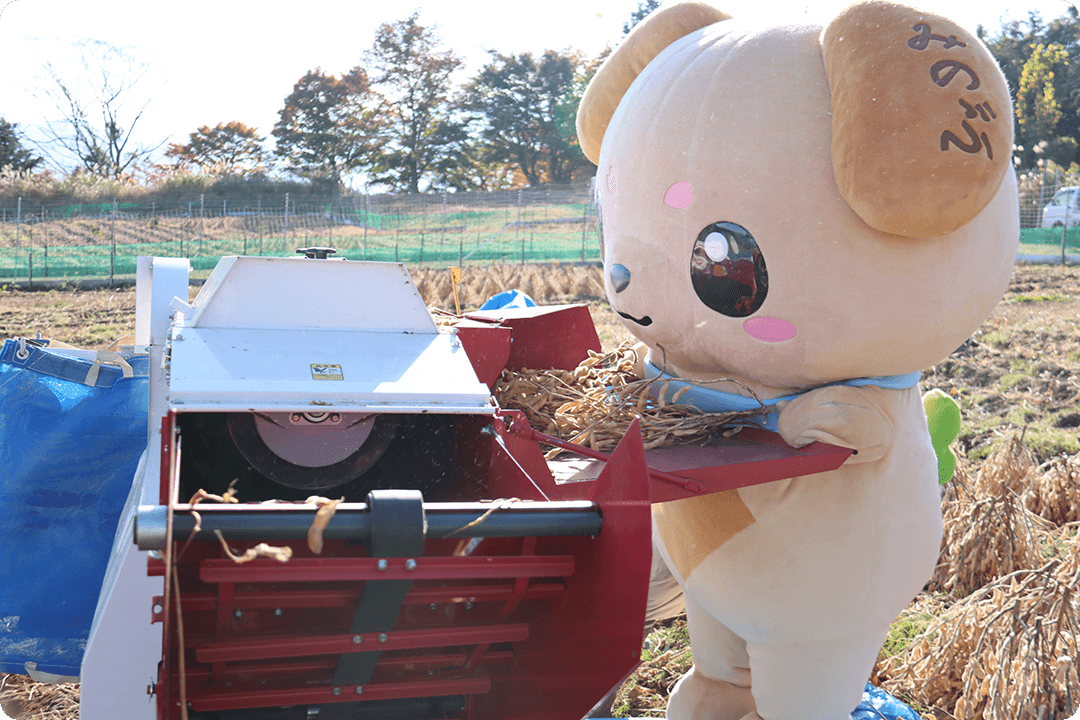 脱穀機に挑戦するみのワン