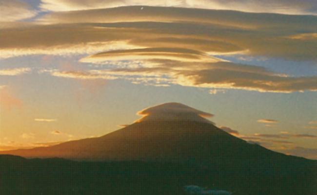 八紘嶺より望む富士山